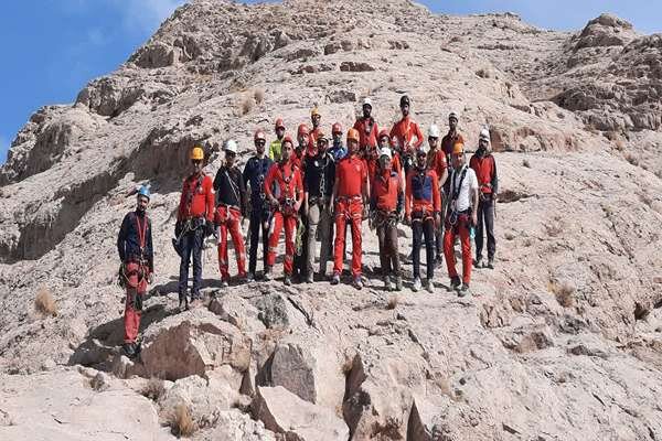نجاتگران هلال احمر در حال آموزش در کوهستان کرمان