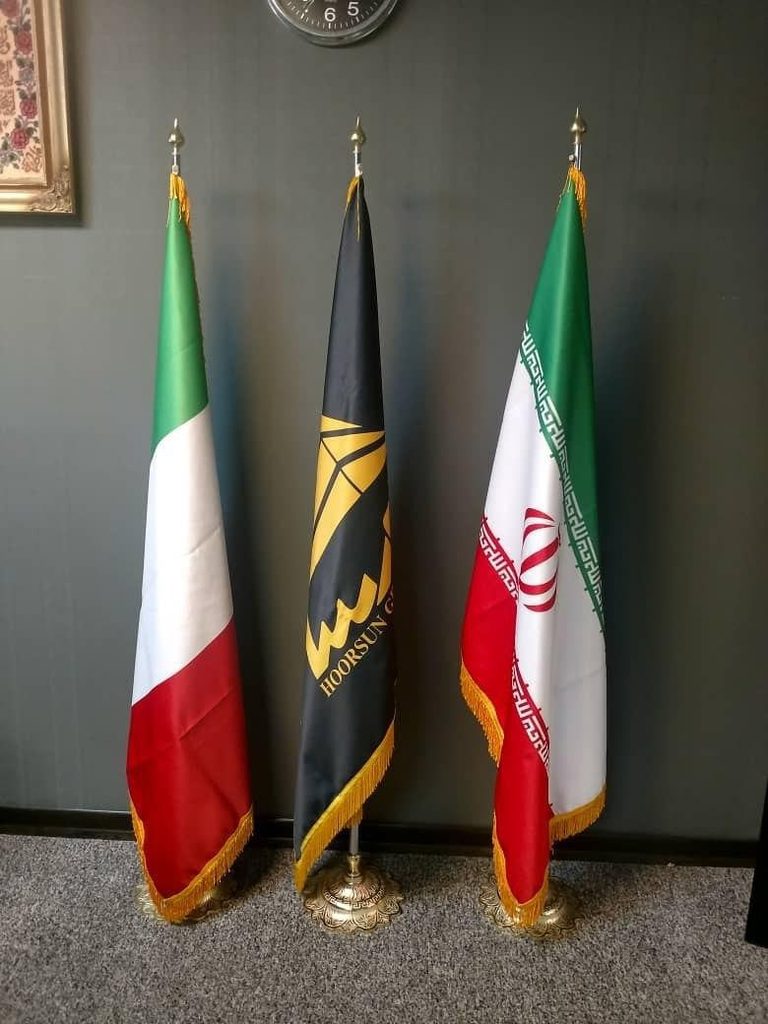 بج سینه تبلیغاتی، مارک لباس و پرچم تبلیغاتی؛ راهنمای کامل برندسازی با سه ابزار کوچک، کارآمد و ماندگار